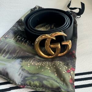 Black thick marmont GG Gucci belt with gold emblem! 85